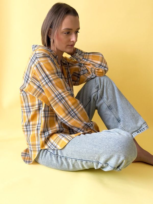 caro, yellow košeľa