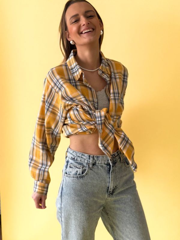 caro, yellow košeľa