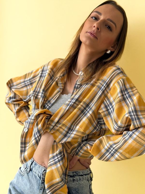 caro, yellow košeľa