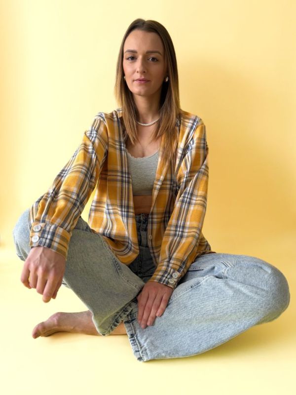 caro, yellow košeľa