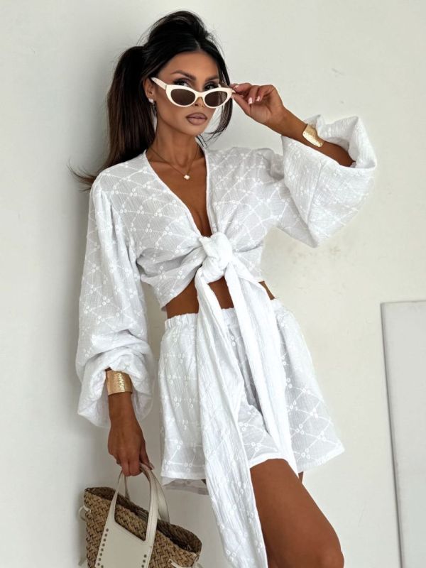 Kis, white