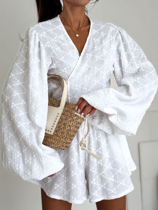 Kis, white