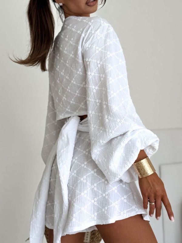 Kis, white