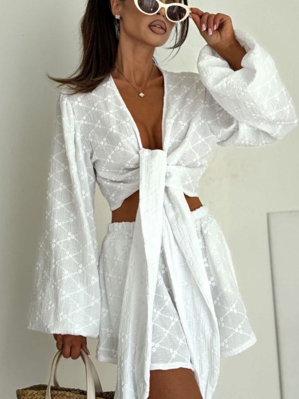 Kis, white
