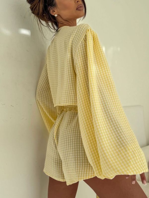 Kis, yellow
