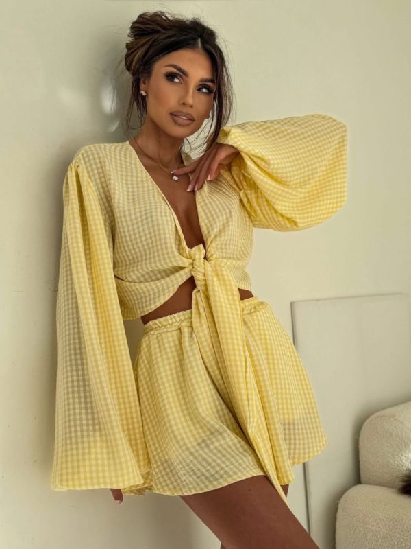 Kis, yellow